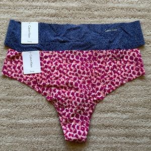 NWT Set of 2 Calvin Klein Women's Invisibles Thong Underwear D3507 Medium
